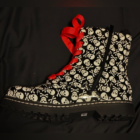 Torrid Betsy Johnson Combat Boot Black Skull Faux Patent Leather (WW) Size 11 - Picture 11 of 15